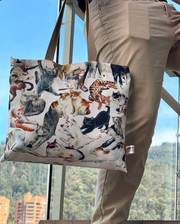 Tote Bag Ilustrada de Gatitos Saltando, Lamiéndose y Estirándose